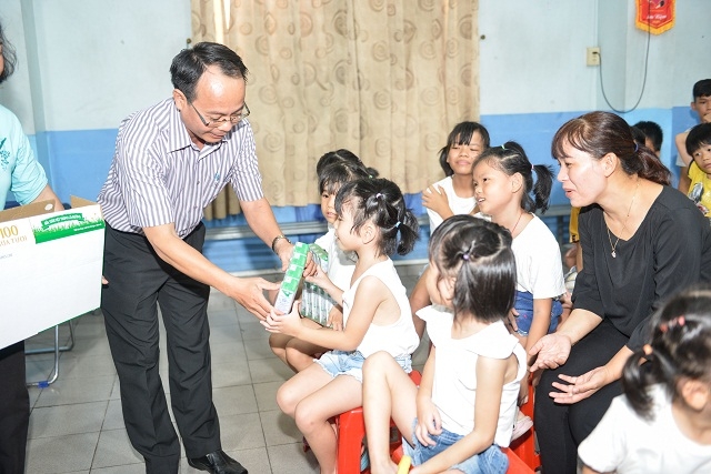 Các em nhỏ Làng Thiếu niên Thủ Đức hân hoan nhận sữa từ các đại biểu trong chương trình.