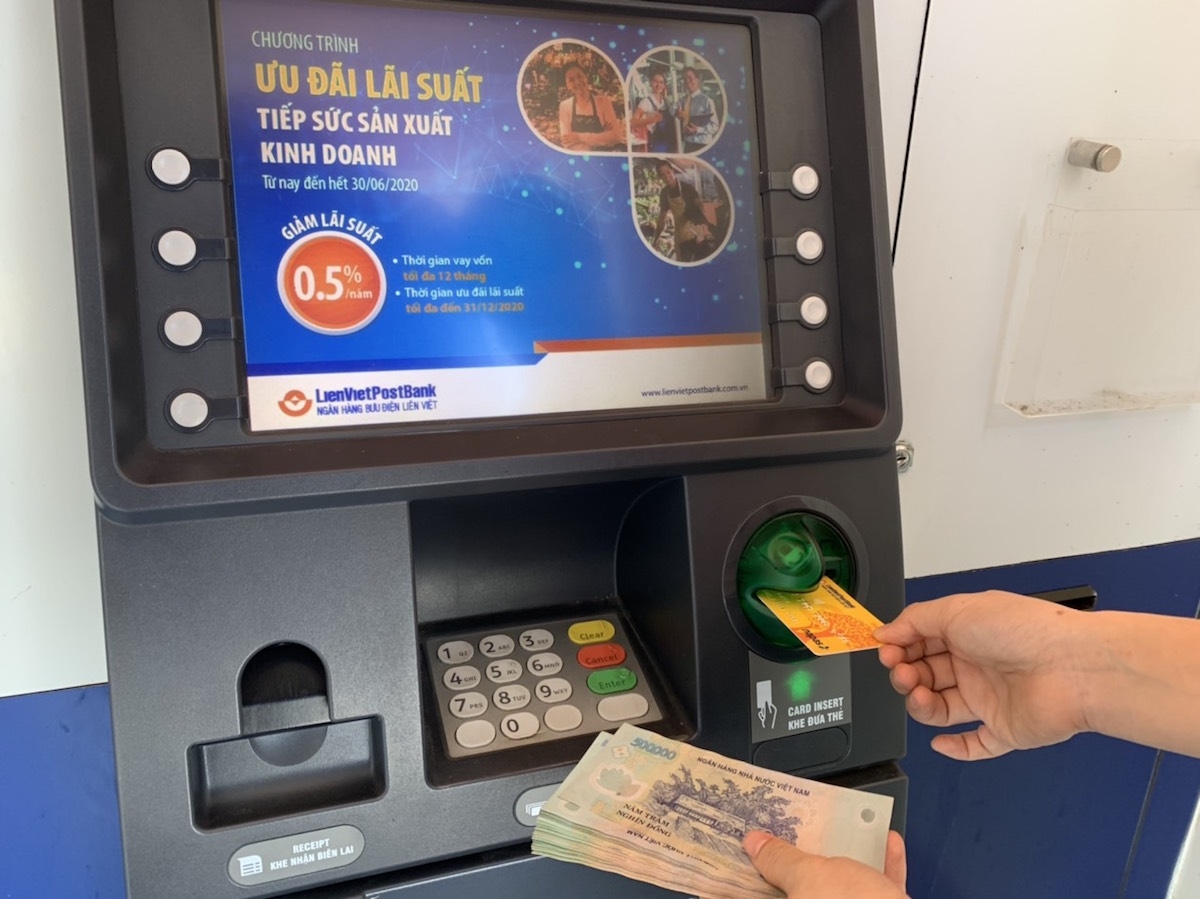 Thực hiện chi trả lương hưu, trợ cấp BHXH, BHTN qua tài khoản thẻ ATM