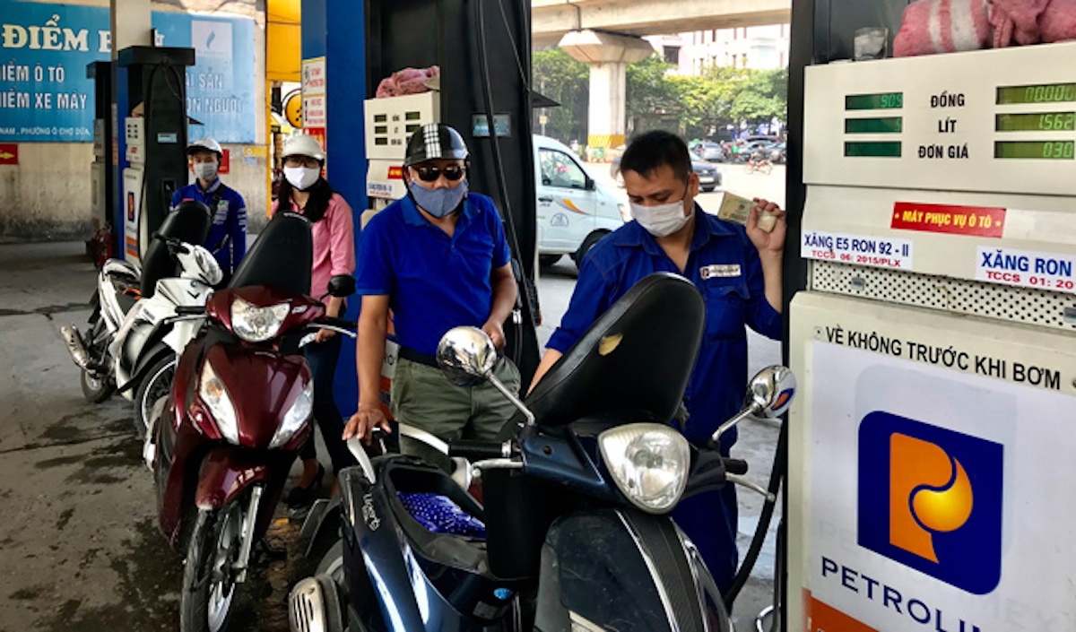 Tăng nhẹ giá xăng E5 và các loại dầu (Ảnh: TL)