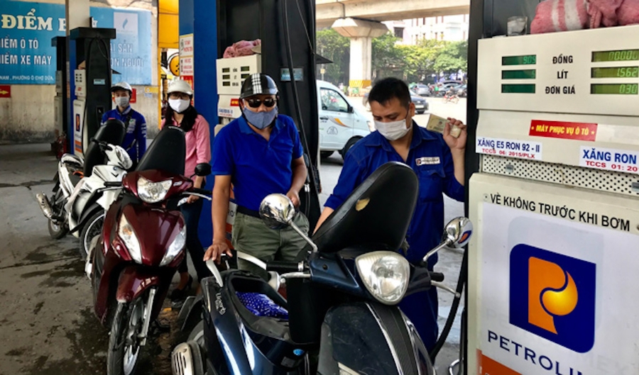 Tăng nhẹ giá xăng E5 và các loại dầu (Ảnh: TL)