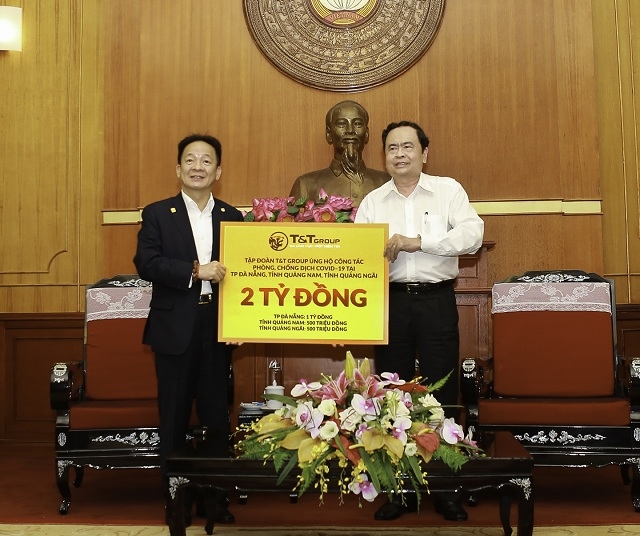 Ông Đỗ Quang Hiển, Chủ tịch HĐQT kiêm Tổng Giám đốc Tập đoàn T&T Group trao ủng hộ công tác phòng chống dịch COVID-19 tại miền Trung cho ông Trần Thanh Mẫn – Bí thư Trung ương Đảng, Chủ tịch Ủy ban Trung ương Mặt trận Tổ quốc Việt Nam.