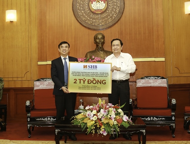 Ông Nguyễn Văn Lê, Tổng Giám đốc Ngân hàng SHB đại diện ngân hàng trao ủng hộ 2 tỷ đồng công tác phòng chống dịch COVID-19 tại miền Trung.