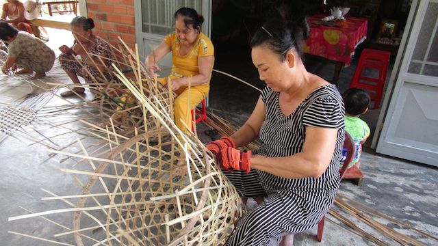 Nghề mây tre đan ở xã Long Thành Nam thu hút và tạo thu nhập cho lao động địa phương