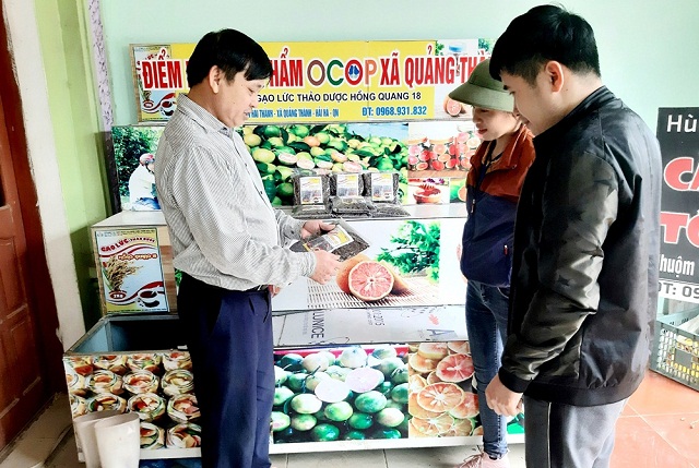 Ông Nguyễn Văn Quế giới thiệu sản phẩm gạo lức đến các khách hàng (Ảnh: TL)