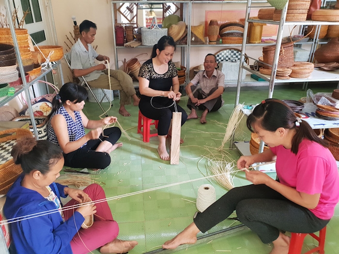 Một lớp dạy nghề mây tre đan.