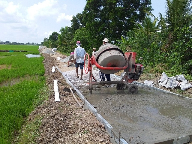 HTX Thạnh Hòa đã vận động bà con thành viên góp vốn thuê cơ giới xây dựng bờ bao khép kín kết hợp xây dựng hệ thống giao thông kiên cố