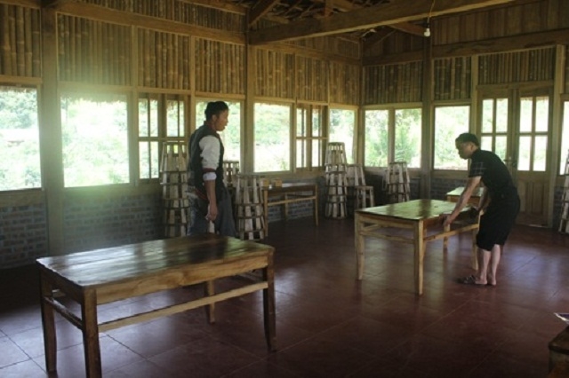 Thành viên HTX đang sắp xếp bàn ghế chuẩn phục vụ khách du lịch.