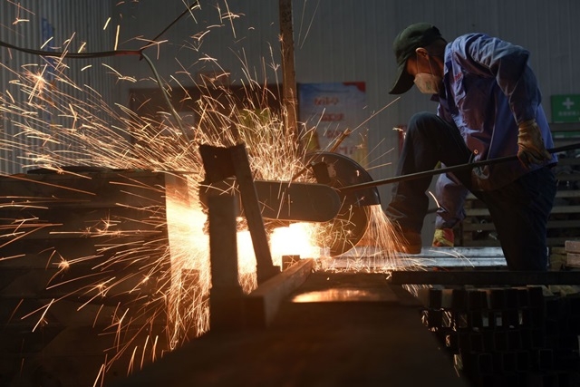 Sản xuất toàn cầu cải thiện, nhưng vắng bóng nhu cầu nước ngoài.