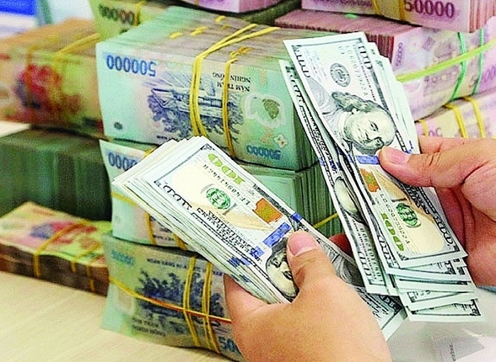 Tỷ giá USD được các ngân hàng thương mại giữ ổn định, trong khi tỷ giá trung tâm tăng 7 đồng so với hôm qua.