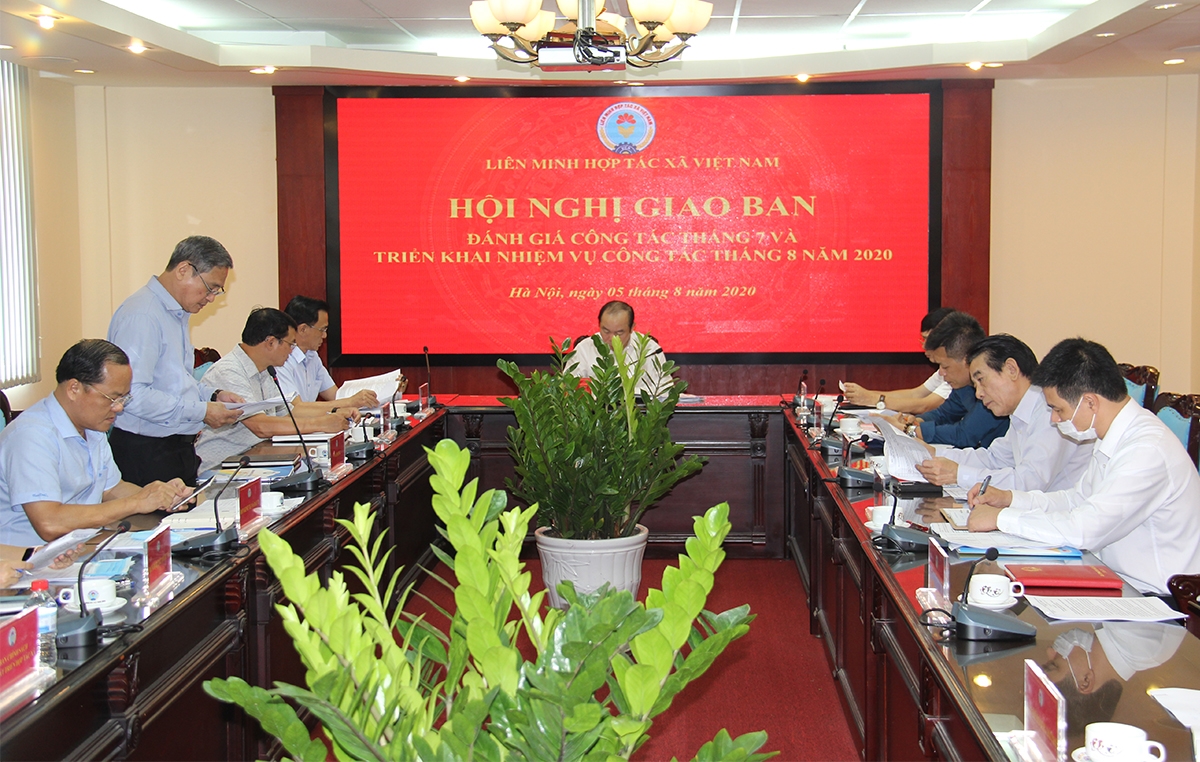 Các ban, đơn vị báo cáo nhiệm vụ đã triển khai trong tháng 7 (Ảnh: Phạm Duy)