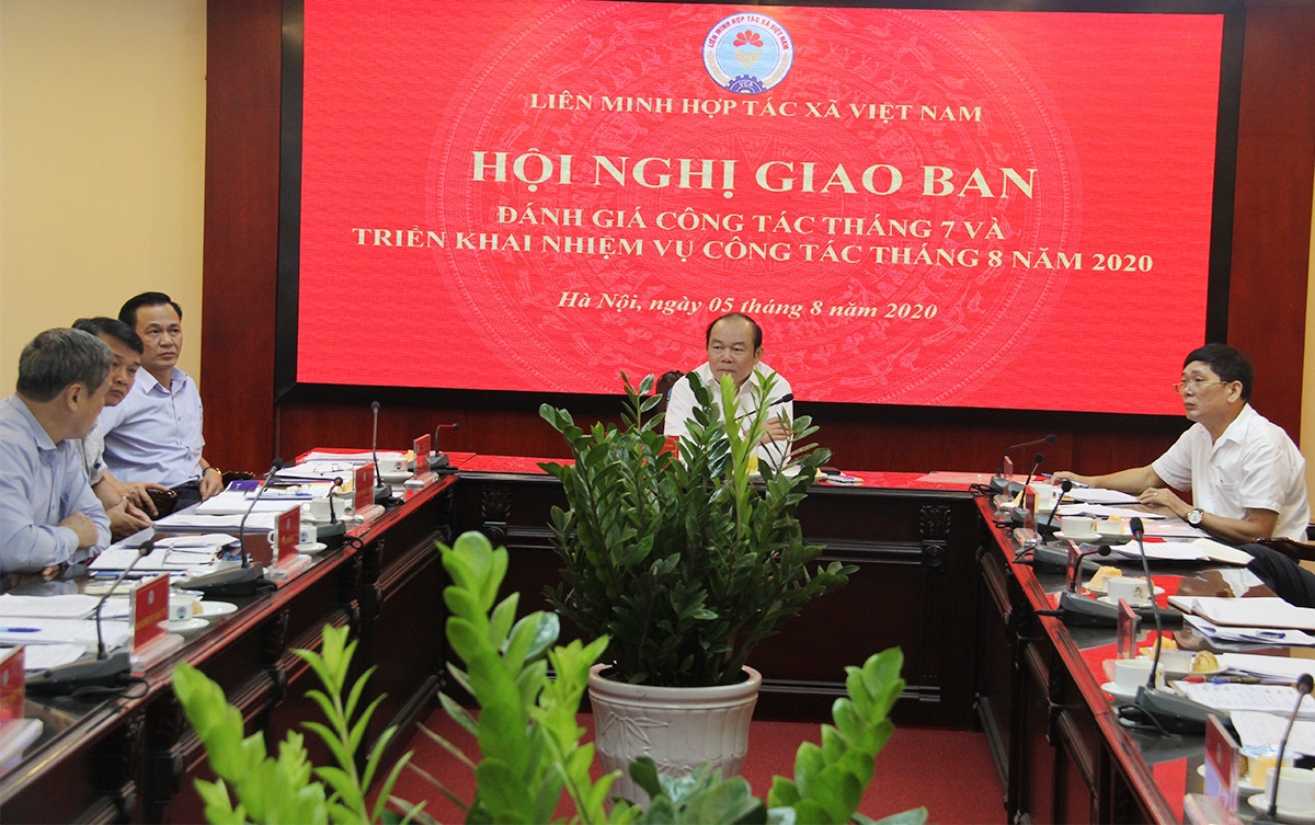 Chủ tịch Liên minh HTX Việt Nam Nguyễn Ngọc Bảo nhấn mạnh, để hoàn thành nhiệm vụ trong tháng 8, các cán bộ, viên chức, người lao động phải tiếp tục đoàn kết, phát huy trình độ, đóng góp trí tuệ (Ảnh: Phạm Duy)