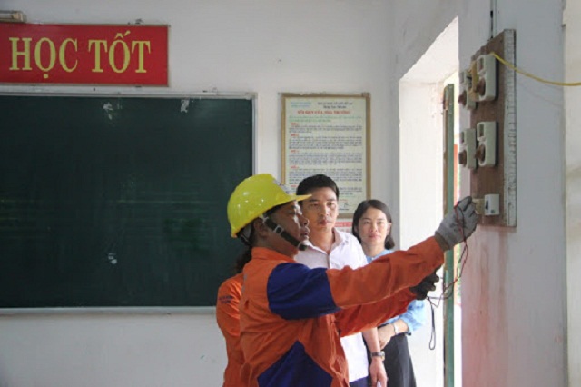 Thành viên HTX sửa chữa điện trong trường học của xã