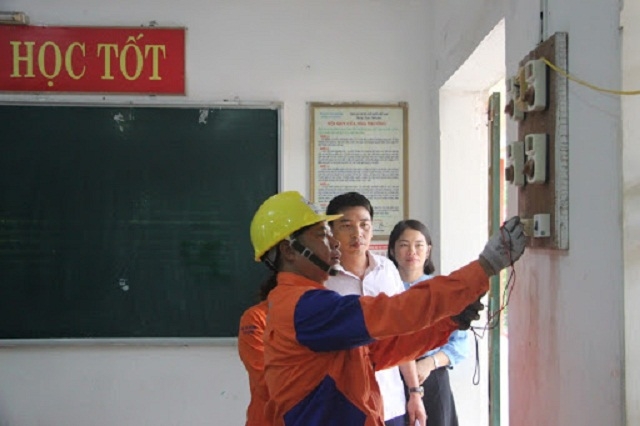 Thành viên HTX sửa chữa điện trong trường học của xã