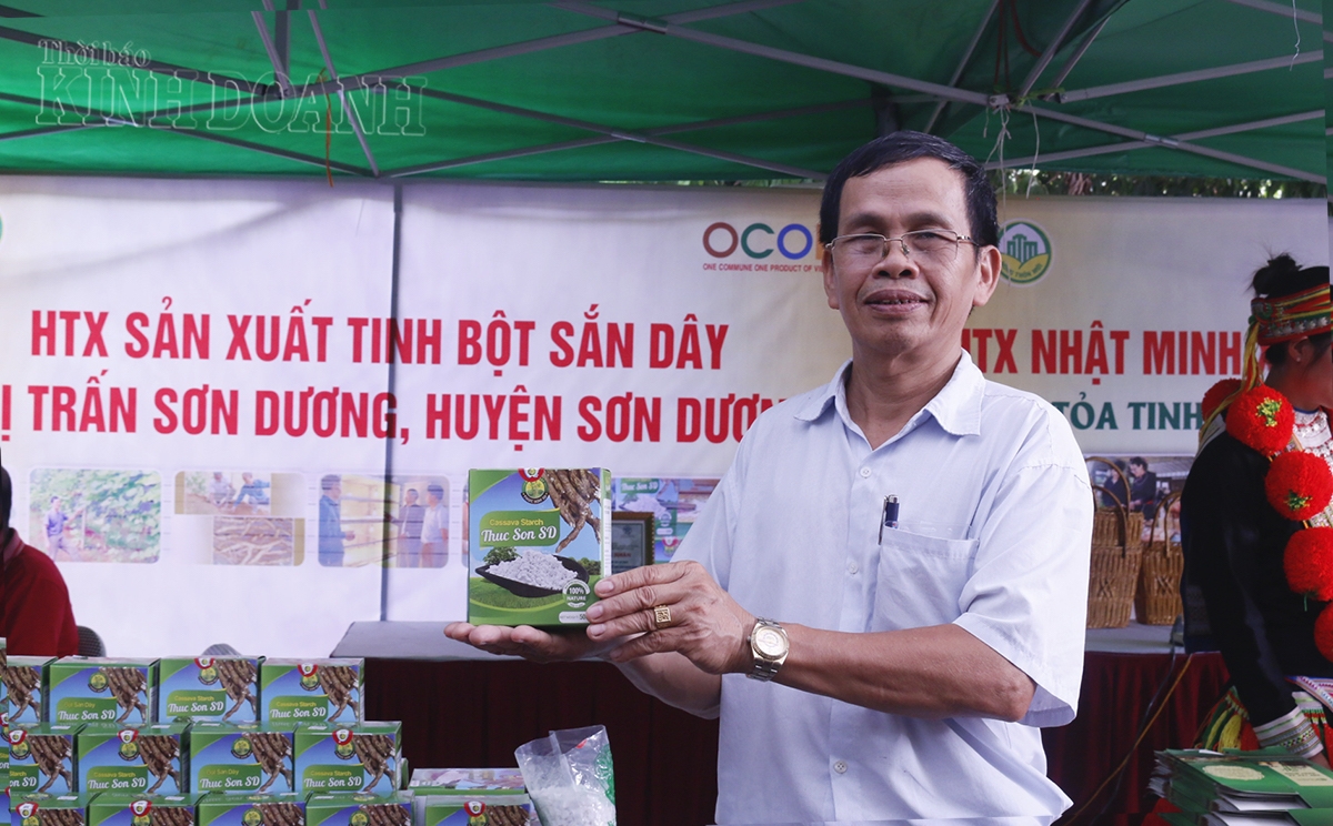 Ông Tống Văn Châu, Giám đốc HTX đang giới thiệu sản phẩm tinh bột sắn dây Thục Sơn tại hội chợ OCOP ở Hà Nội.