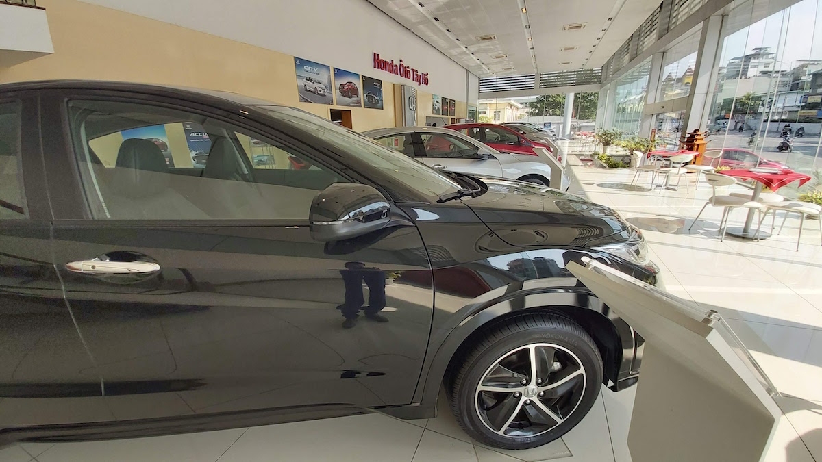 Thị trường ô tô tiếp tục ảm đạm vì làn sóng COVID-19 thứ hai