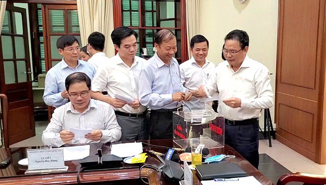 Hội đồng Tiền lương Quốc gia đã thống nhất không điều chỉnh tăng tiền lương tối thiểu vùng năm 2021 mà giữ nguyên như mức tiền lương năm 2020. Trong ảnh: Các thành viên Hội đồng tiền lương quốc gia bỏ phiếu về mức lương tối thiểu vùng sáng ngày 5/8.