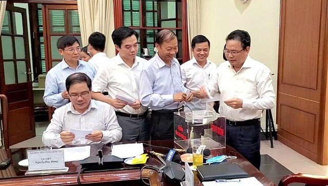 Hội đồng Tiền lương Quốc gia đã thống nhất không điều chỉnh tăng tiền lương tối thiểu vùng năm 2021 mà giữ nguyên như mức tiền lương năm 2020. Trong ảnh: Các thành viên Hội đồng tiền lương quốc gia bỏ phiếu về mức lương tối thiểu vùng sáng ngày 5/8.