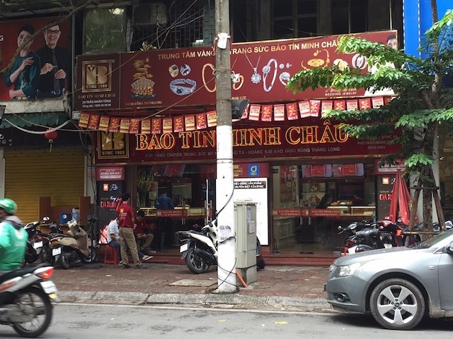 Quang cảnh bên ngoài cửa hàng vàng của Bảo Tín Minh Châu