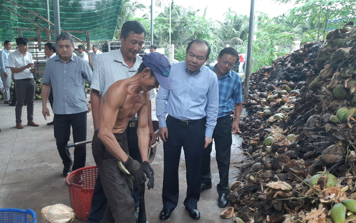 Chủ tịch Liên minh HTX Việt Nam Nguyễn Ngọc Bảo quan tâm thăm hỏi người lao động tại HTX nông nghiệp Châu Bình
