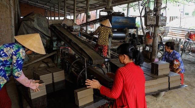 Các làng nghề truyền thống ở Mang Thít được củng cố phát triển nhằm tạo việc làm cho lao động địa phương.