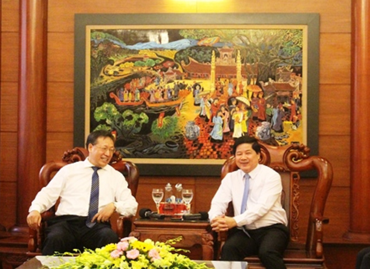 Thứ trưởng Lê Quốc Doanh làm việc với Tham tán Hồ Tỏa Cẩm.