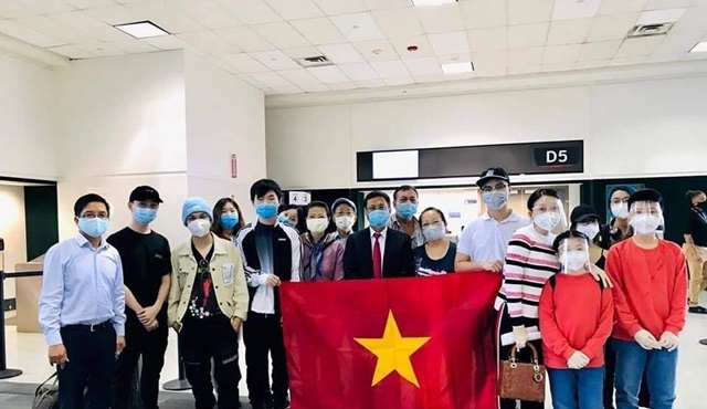 Đưa gần 350 công dân Việt Nam từ Houston về nước.