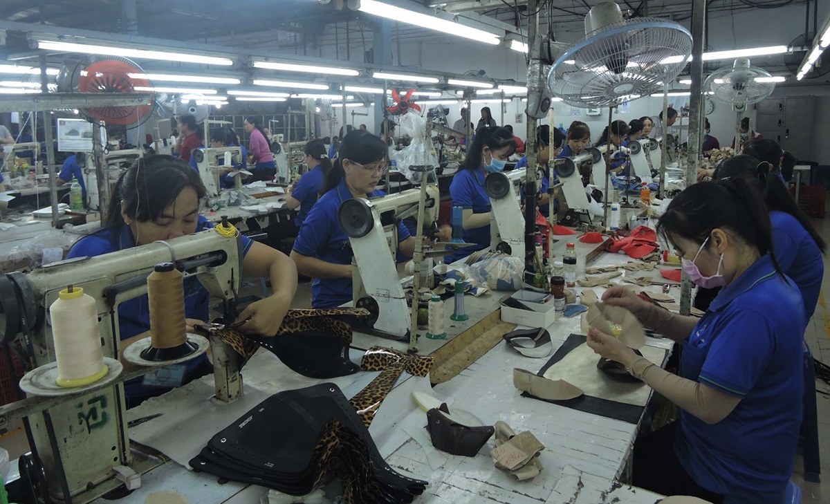 Sau khi được dạy nghề, nhiều lao động nông thôn đã tìm được việc làm với thu nhập ổn định.