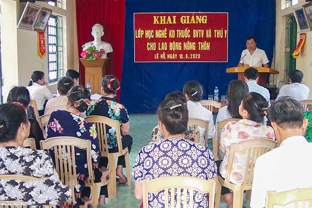 Lớp dạy nghề cho kinh doanh thuốc bảo vệ thực vật và thú y cho lao động nông thôn tại xã Lê Hồ, huyện Kim Bảng.