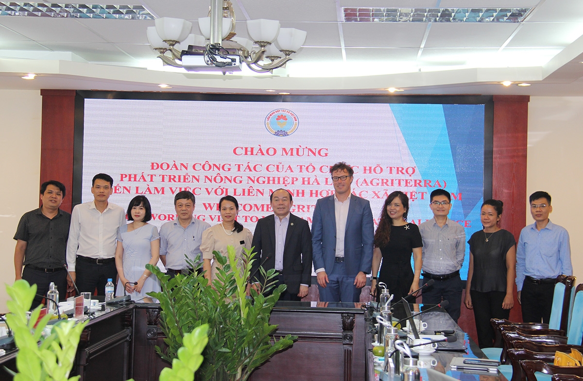 Hai bên chụp ảnh lưu niệm thể hiện sự cam kết cùng nhau phối hợp, hỗ trợ cho các HTX phát triển (Ảnh: Phạm Duy)