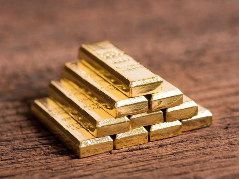 Giá vàng thế giới đang đạt mức cao nhất mọi thời đại, leo lên trên 2.000 USD/ounce vào tuần đầu tiên của tháng 8 này. Nó đứng ở mức 2.063,2 USD/ounce vào ngày 7/8, theo giá giao dịch trên thị trường London, thị trường vàng lớn nhất thế giới. Kể từ năm 2018, kim loại quý này - ở mức dưới 1.200 USD / ounce vào tháng 9 năm đó - đã tăng giá mạnh và một số ngân hàng trung ương, chẳng hạn như ở Trung Quốc và Nga, đã tăng dự trữ vàng của họ. Tài sản này đã trở nên đặc biệt hấp dẫn trong những tháng gần đây trước cuộc khủng hoảng kinh tế làm rung chuyển hành tinh, do sự sụt giảm hoạt động từ cuộc khủng hoảng của đại dịch COVID-19 và các biện pháp ngăn chặn. Dưới đây là 10 quốc gia mà các ngân hàng trung ương có dự trữ vàng lớn nhất thế giới, theo dữ liệu mới nhất của Hội đồng Vàng Thế giới từ tháng 8 năm 2020.