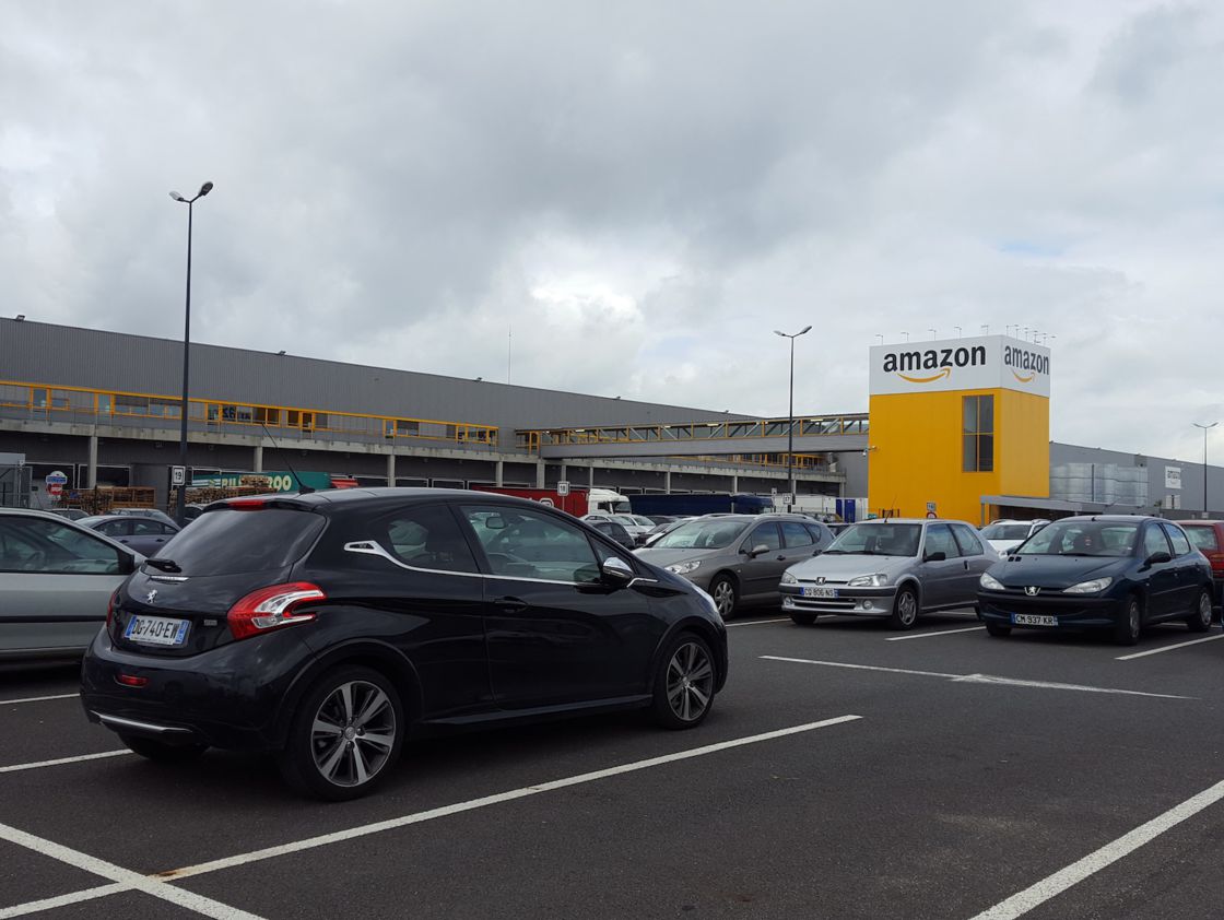 Một nhà kho của công ty Amazon.