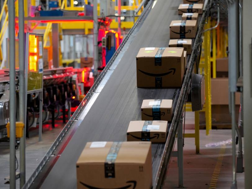 Một nhà kho của tập đoàn Amazon. © Bess Adler / Bloomberg qua Getty Images