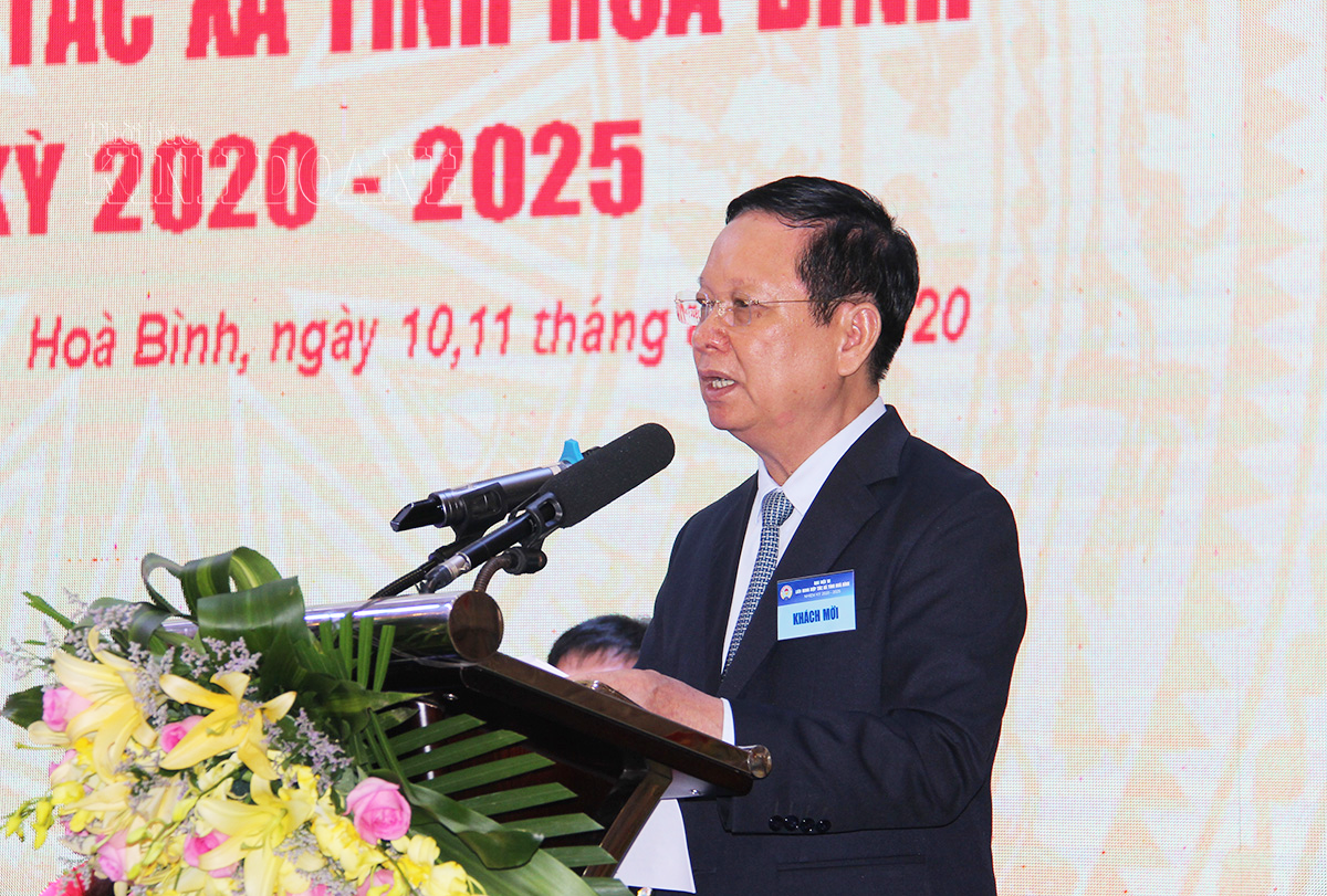 Ông Bùi Văn Tỉnh, Uỷ viên Trung ương Đảng, Bí thư Tỉnh ủy Hoà Bình cảm ơn Liên minh HTX Việt Nam đã quan tâm chỉ đạo sâu sát đối với Ban Chấp hành, Ban Thường vụ Liên minh HTX tỉnh Hoà Bình nhiệm kỳ vừa qua.