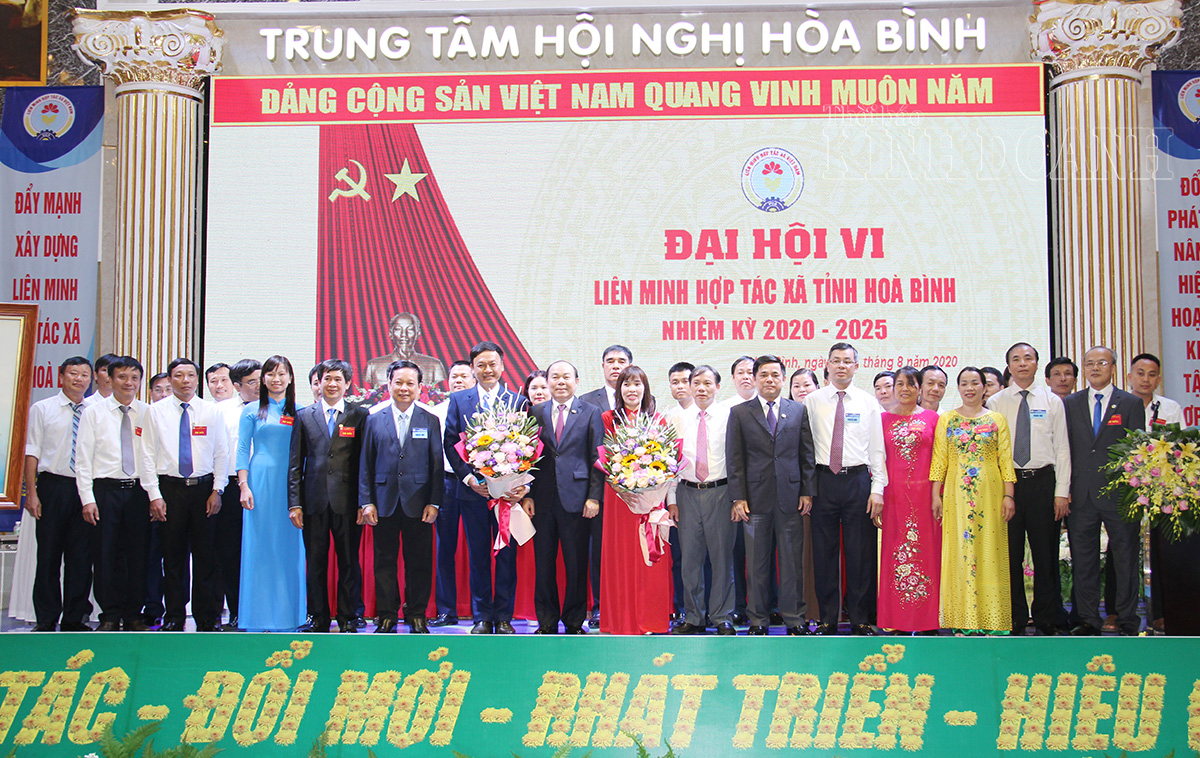 Lãnh đạo Liên minh HTX Việt Nam và lãnh đạo tỉnh Hoà Bình tặng hoa chúc mừng Ban Chấp hành Liên minh HTX tỉnh Hoà Bình khoá VI, nhiệm kỳ 2020-2025.