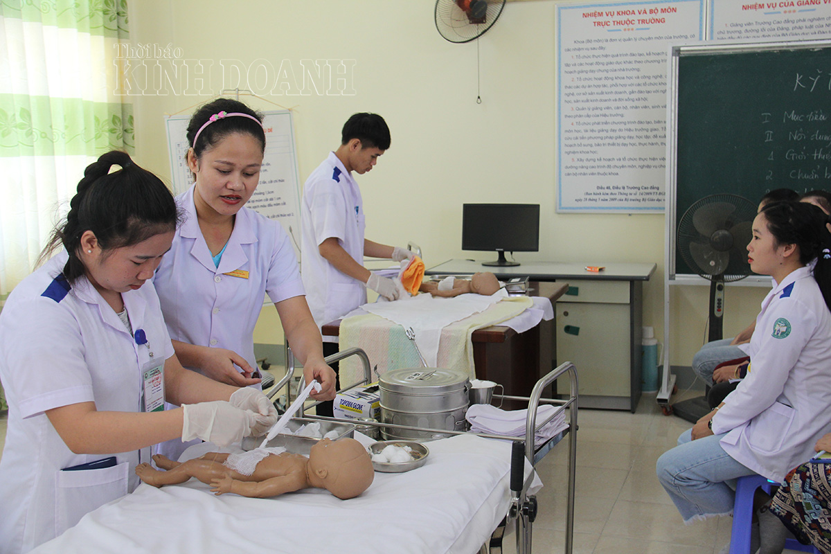 Sinh viên trường Cao đẳng Y tế Hà Tĩnh đang thực hành nghề.
