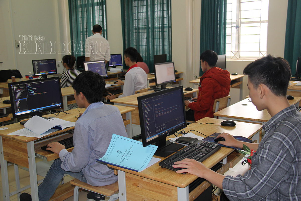 Sinh viên trường Cao đẳng nghề Việt - Hàn học thiết kế đồ hoạ và lập trình trang Web.