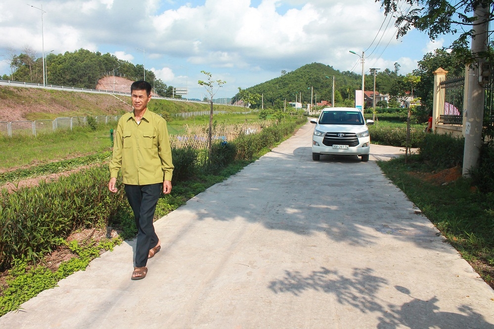 Ông Vi Thanh Chung, Bí thư Chi bộ thôn 3 đi trên đoạn đường được Công ty nhiệt điện AES tài trợ xây dựng.