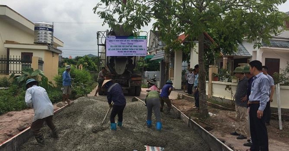 Xây dựng đường bê tông nông thôn mới ở xã Cẩm Hải.