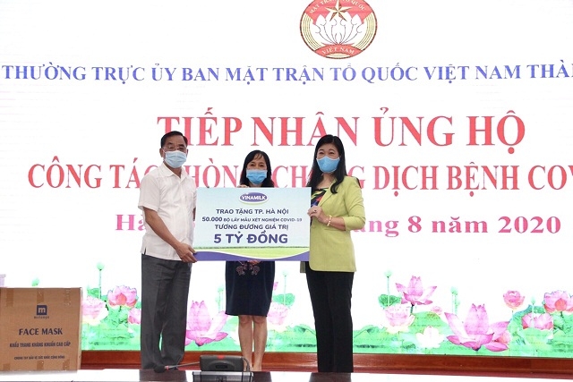 Lãnh đạo Sở Y tế và Ủy ban Mặt trận Tổ quốc Việt Nam TP. Hà Nội tiếp nhận 50.000 bộ lấy mẫu xét nghiệm Covid-19, tương đương 5 tỷ đồng từ đại diện Vinamilk