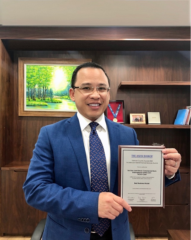 Ô.Lê Quang Huy- GĐ Khối Thẻ & Ngân hàng số SCB nhận giải thưởng của Asian Banker.