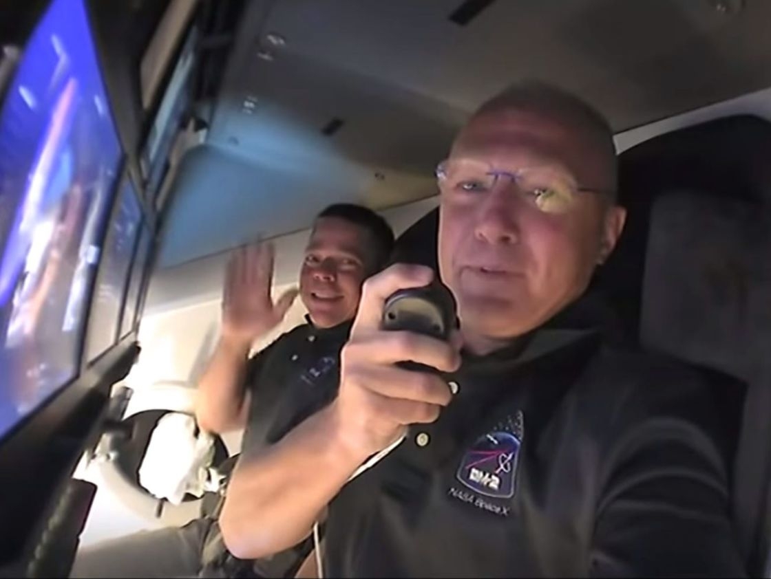 Sau khi quay quanh Trái đất một cách an toàn, Bob Behnken và Hurley đặt tên cho tàu Crew Dragon là Endeavour - để tưởng nhớ đến tàu con thoi cuối cùng từng được chế tạo. Doug Hurley (phía trước) và Bob Behnken dẫn đầu chuyến tham quan trực tiếp tàu con thoi Endeavour của Crew Dragon từ quỹ đạo, ngày 30 tháng 5 năm 2020.