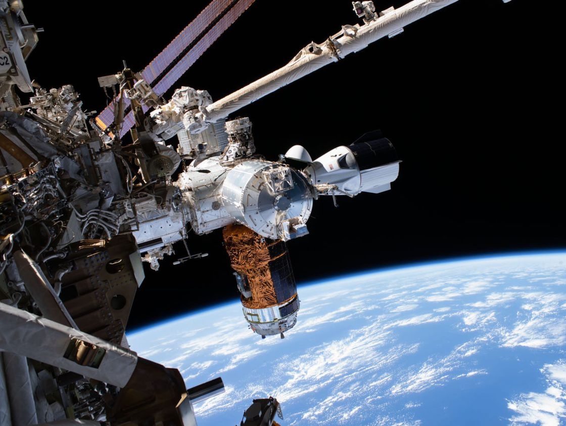 Tàu vũ trụ cập bến ISS trong hai tháng. Nó được thiết kế để chịu được tới 110 ngày trong môi trường khắc nghiệt của không gian. Tàu Endeavour Crew Dragon của SpaceX, được chụp bởi các phi hành gia Bob Behnken và Chris Cassidy trong chuyến đi bộ ngoài không gian vào ngày 1 tháng 7 năm 2020.