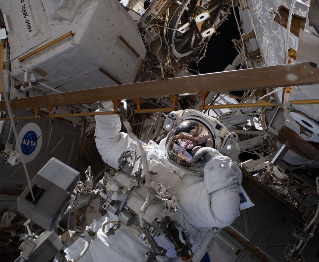 Họ thực hiện bảo trì định kỳ bên ngoài nhà ga: thay pin, lắp đặt thiết bị mới và tháo các bộ phận cũ. Bob Behnken làm việc trong chuyến đi bộ ngoài không gian kéo dài sáu giờ để thay thế pin niken-hydro cũ bằng pin lithium-ion mới trên Trạm Vũ trụ Quốc tế, ngày 1 tháng 7 năm 2020.