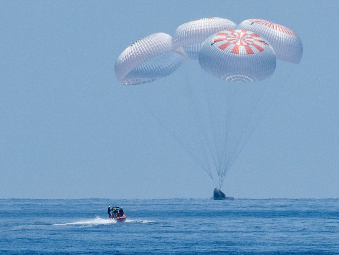 Vào cuối quá trình hạ cánh của hai phi hành gia, những chiếc dù đã làm chậm quá trình rơi. Con tàu hạ cánh xuống Vịnh Mexico lúc 2:48 chiều EST Chủ nhật, ngoài khơi Pensacola, Florida. Nhiệm vụ Demo-2 của SpaceX đã đưa hai phi hành gia Bob Behnken và Doug Hurley của NASA trở về Trái đất an toàn từ Trạm Vũ trụ Quốc tế khi hạ cánh xuống Vịnh Mexico vào ngày 2 tháng 8 năm 2020.