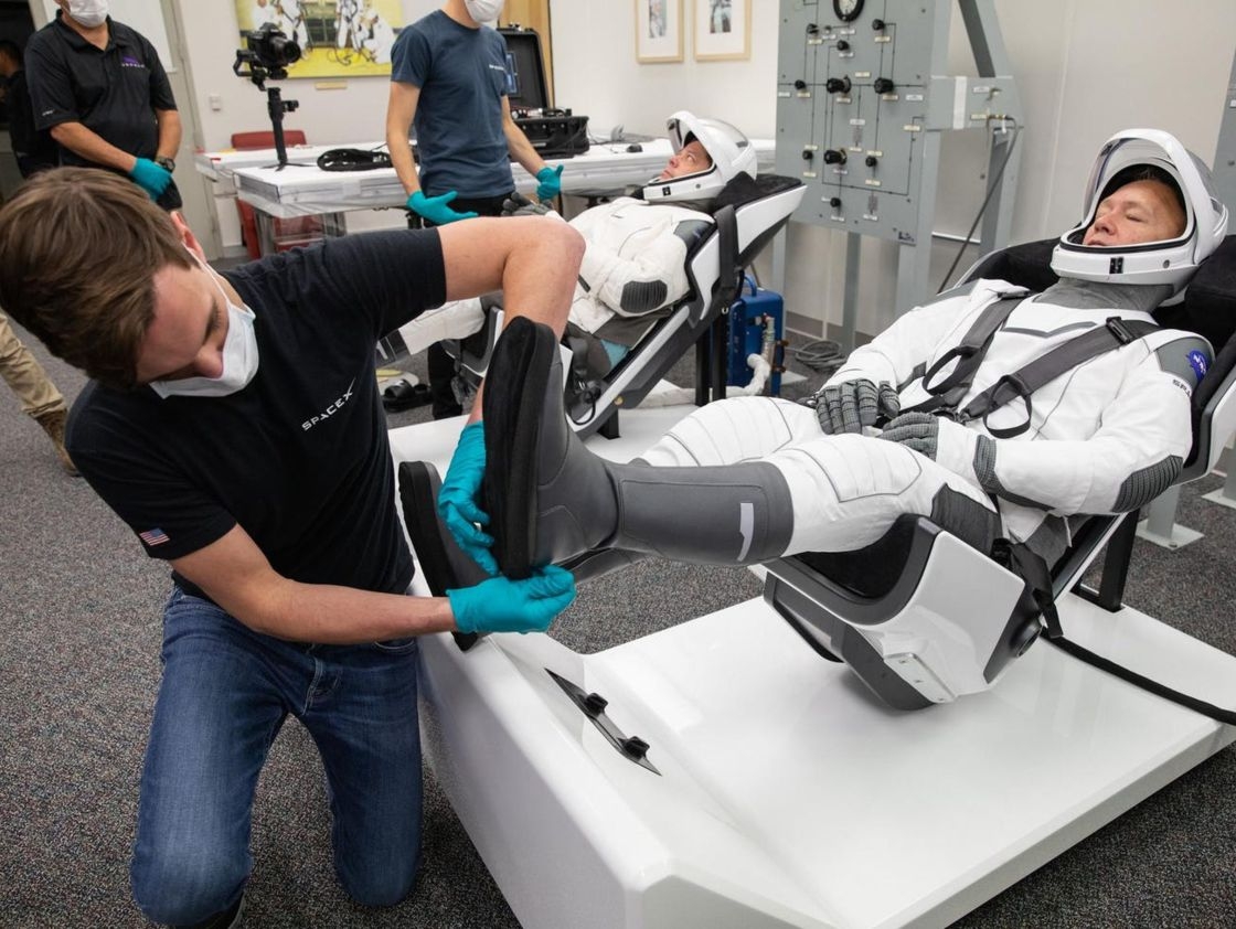 Trong hai ngày trước khi phóng, các phi hành gia đã được giúp mặc bộ đồ vũ trụ tại Trung tâm Không gian Kennedy của NASA ở Florida Các phi hành gia NASA Doug Hurley (tiền cảnh) và Bob Behnken mặc bộ đồ không gian SpaceX trong buổi diễn tập trang phục tại Trung tâm Vũ trụ Kennedy, Florida vào ngày 17 tháng 1 năm 2020.