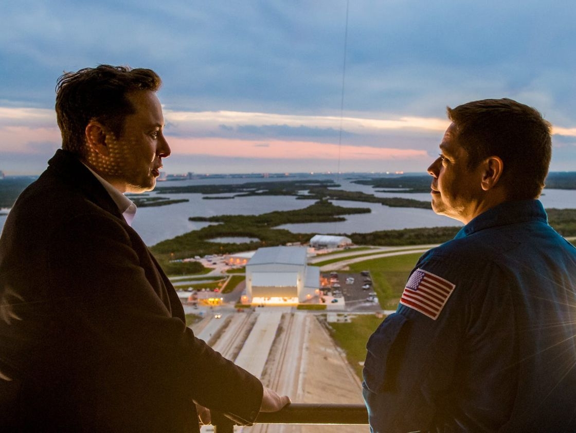 Behnken và Hurley đã làm việc với SpaceX được 5 năm trong khuôn khổ Chương trình Phi hành đoàn Thương mại của NASA. Elon Musk (trái) trò chuyện với Bob Behnken về Cấu trúc Dịch vụ Cố định tại Khu Liên hợp Khởi động 39A tại Trung tâm Vũ trụ Kennedy, Fla., Ngày 1 tháng 3 năm 2019.