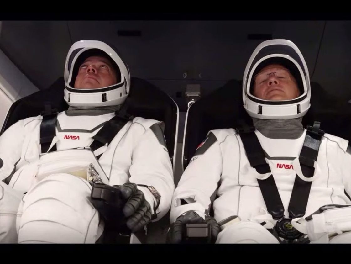 Trước khi Crew Dragon được phóng đi, buổi phát trực tiếp của NASA cho thấy các phi hành gia đang nhắm mắt và hít thở sâu trong khi chờ đếm ngược cuối cùng. Phi hành gia Bob Behnken và Doug Hurley chờ đợi vụ phóng bên trong tàu vũ trụ Crew Dragon, ngày 30 tháng 5 năm 2020. Ảnh chụp màn hình / NASA TV NASA đã ước tính rằng sứ mệnh này sẽ gây tử vong với tỉ lệ 1 trên 276 người. Bob Behnken cho biết ông rất thoải mái với tỷ lệ cược này.