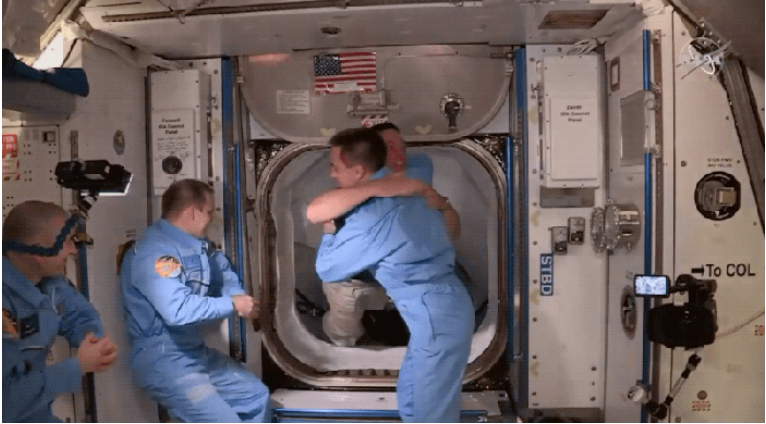 Sau thủ tục mở cửa sập kéo dài khoảng hai giờ, Bob Behnken và Doug Hurley đã được đưa vào ISS. Những người đồng đội mới của họ - phi hành gia NASA Chris Cassidy và các phi hành gia người Nga Anatoly Ivanishin và Ivan Vagner - đã chờ sẵn để chào đón.