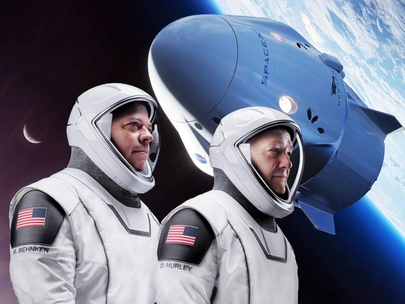 Hai phi hành gia NASA Doug Hurley và Bob Behnken, những người đã thực hiện một sứ mệnh kéo dài 63 ngày với tàu vũ trụ Crew Dragon của SpaceX, là những người đầu tiên đi vào quỹ đạo và quay trở lại Trái đất. Đây là lần đầu tiên một công ty tư nhân đưa con người vào vũ trụ.