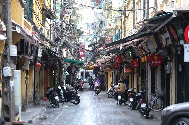 Phố Tạ Hiện - tụ điểm ăn uống của giới trẻ Hà Nội vắng vẻ vì dịch bệnh.